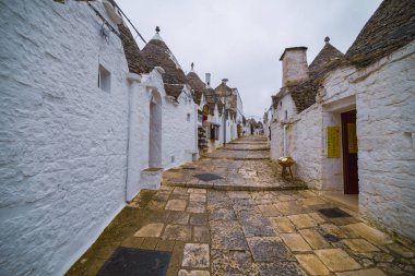 Alberobello, Apulia, İtalya - Şubat 03 - geleneksel trulli güzel görünümü üzerinde 03 Şubat 2019 Alberobello içinde onların konik çatı ile evler