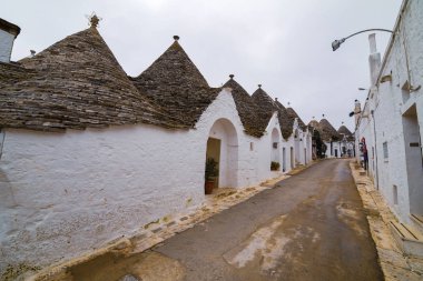 Alberobello, Apulia, İtalya - Şubat 03 - geleneksel trulli güzel görünümü üzerinde 03 Şubat 2019 Alberobello içinde onların konik çatı ile evler
