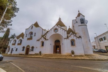 Alberobello, Apulia, İtalya - Şubat 03 - geleneksel trulli güzel görünümü üzerinde 03 Şubat 2019 Alberobello içinde onların konik çatı ile evler