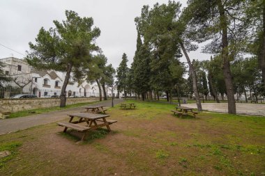 Alberobello, Apulia, İtalya - Şubat 03 - geleneksel trulli güzel görünümü üzerinde 03 Şubat 2019 Alberobello içinde onların konik çatı ile evler