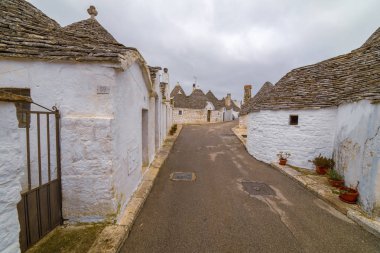 Alberobello, Apulia, İtalya - Şubat 03 - geleneksel trulli güzel görünümü üzerinde 03 Şubat 2019 Alberobello içinde onların konik çatı ile evler