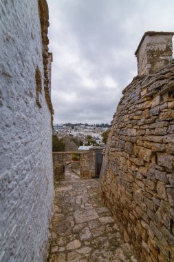Alberobello, Apulia, İtalya - Şubat 03 - geleneksel trulli güzel görünümü üzerinde 03 Şubat 2019 Alberobello içinde onların konik çatı ile evler