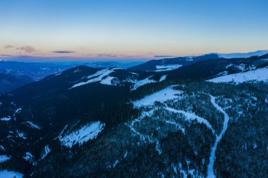 Dağı kış manzara ve kaplı kar aralığı fo çam