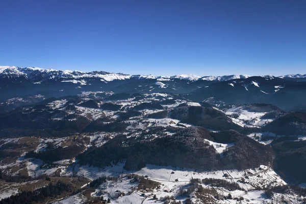 山の冬の風景は雪で覆われる範囲し、松の fo — ストック写真