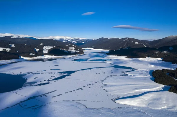 Bellissimo scenario con un lago di montagna durante l'inverno visto da un — Foto Stock