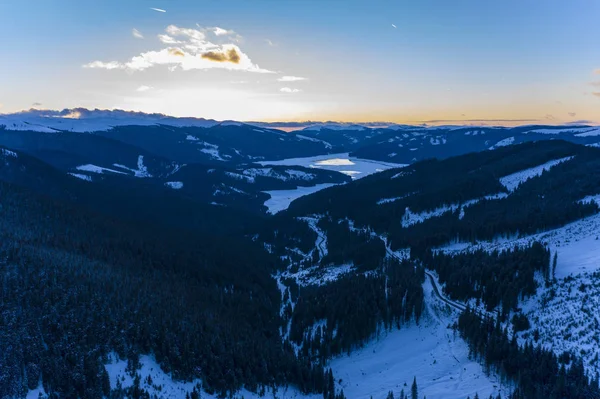 Hermoso paisaje con un lago de montaña durante el invierno visto desde un — Foto de Stock