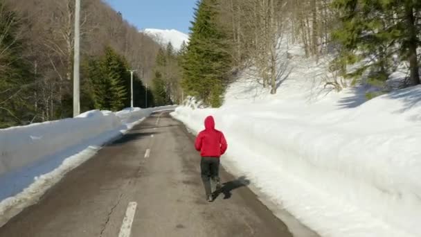 冬の道路で実行されてトラック スーツ運動男 — ストック動画