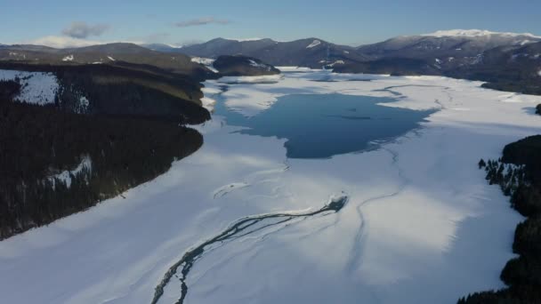 Disparo Aéreo Sobre Lago Congelado Las Montañas — Vídeo de stock