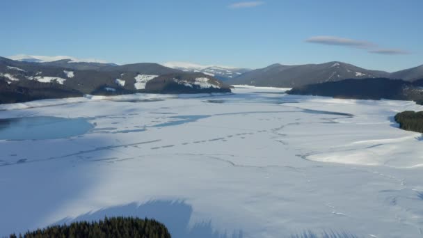 Tiro Aéreo Acima Lago Congelado Nas Montanhas — Vídeo de Stock