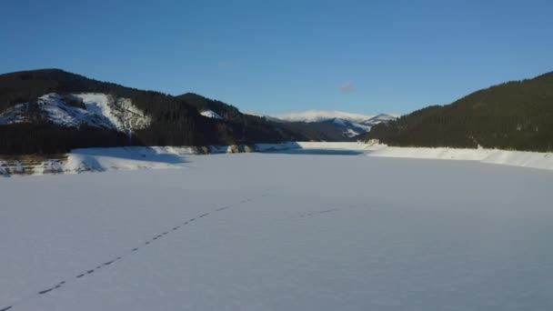 Tiro Aéreo Acima Lago Congelado Nas Montanhas — Vídeo de Stock