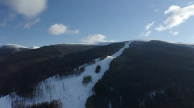 Kayakçı ve snowboard Kayak merkezinde, üstten görünüm düşürdüğü için eğim