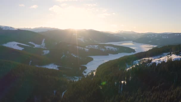 日の出冬の山の空中ビュー — ストック動画