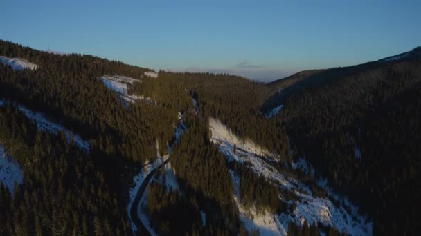 Vuelo Paisaje Invierno Sobre Bosque Montaña Nieve — Vídeos de Stock