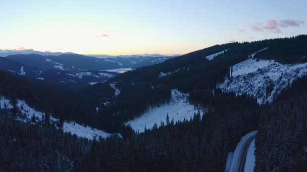 Vuelo Paisaje Invierno Sobre Bosque Montaña Nieve — Vídeos de Stock