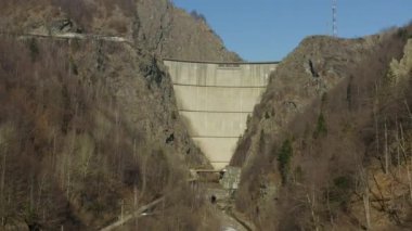Kış aylarında Romanya 'da Dam Gölü Vidraru ile 4k hava görüntüleri
