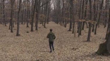 Ormanda koşan adam. Arkadan Görünüm