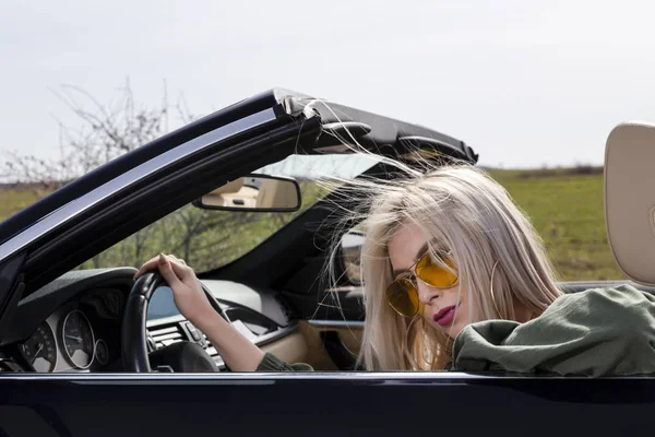 Young blond woman in the car — Stock Photo, Image