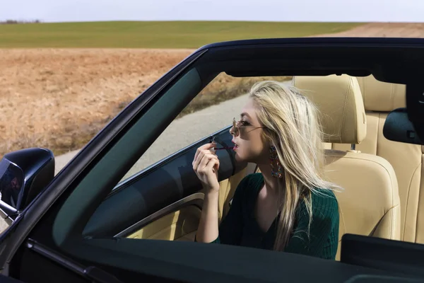 Young blond woman in the car — Stock Photo, Image