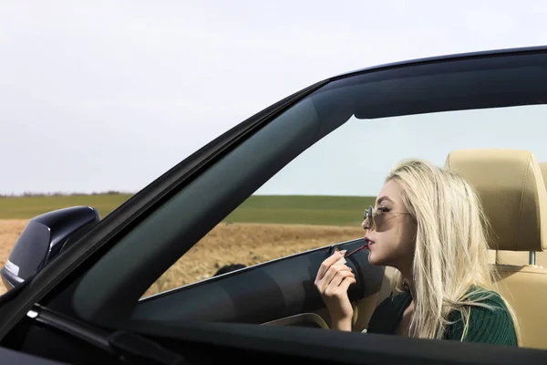 Young blond woman in the car — Stock Photo, Image