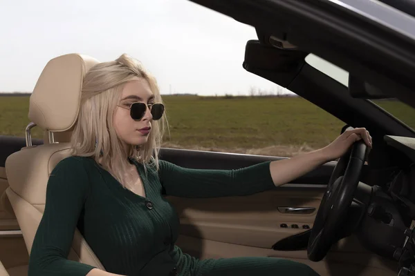 Joven rubia en el coche — Foto de Stock