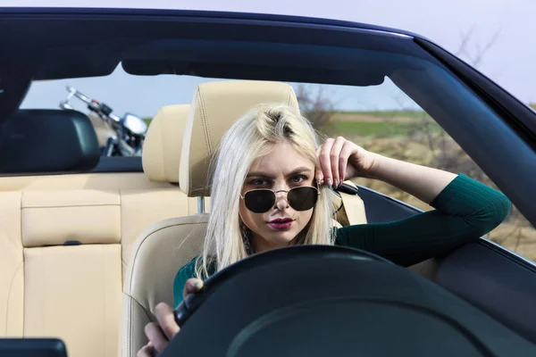 Young blond woman in the car — Stock Photo, Image