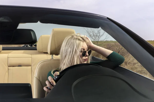 Young blond woman in the car — Stock Photo, Image