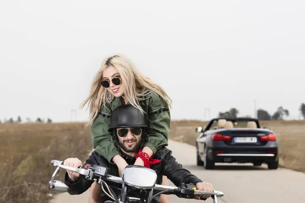 Beautiful young couple traveling Motorbike — Stock Photo, Image