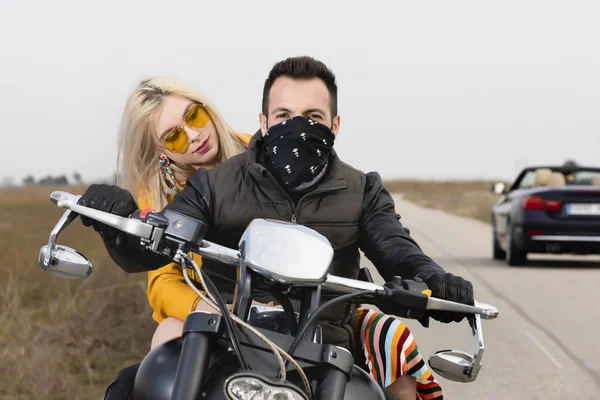 Красива молода пара подорожує мотоциклом — стокове фото