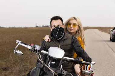 Motosiklet seyahat güzel genç Çift
