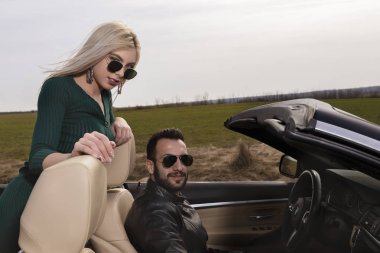 üstü açık bir arabayla seyahat güzel genç Çift