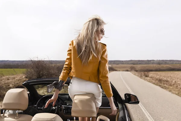 Hermosa pareja joven viajando en un convertible — Foto de Stock