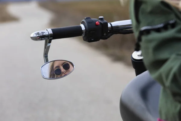 Güzel bir genç kadın siyah ve krom motosiklet üzerinde oturuyordu — Stok fotoğraf