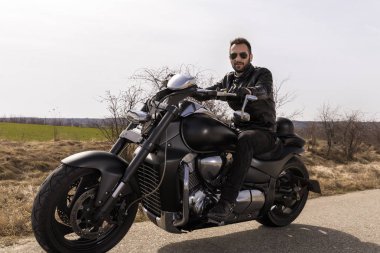  Yakışıklı bir siyah klasik motosiklet