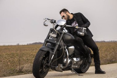  Yakışıklı bir siyah klasik motosiklet