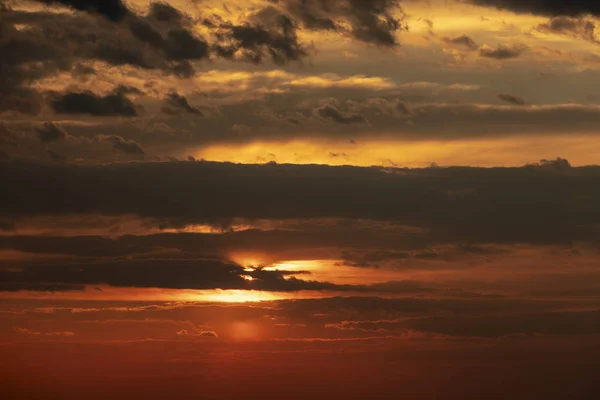 Alacakaranlık gündoğumu sabah gün batımı akşam gökyüzü dramatik görünümünü ve — Stok fotoğraf