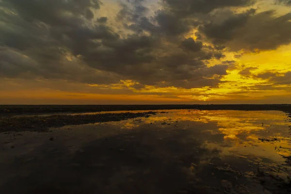 Vista drammatica del crepuscolo alba mattina tramonto sera cielo e — Foto Stock