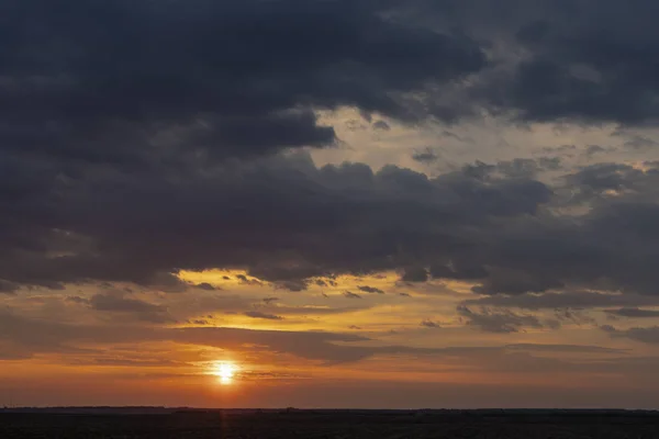 Vista dramática do nascer do sol crepúsculo manhã pôr do sol céu da noite e — Fotografia de Stock