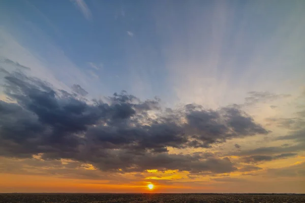 Vista dramática do nascer do sol crepúsculo manhã pôr do sol céu da noite e — Fotografia de Stock