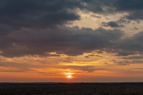 ミステリー サンライズ朝夕日の空の劇的なビューと — ストック写真