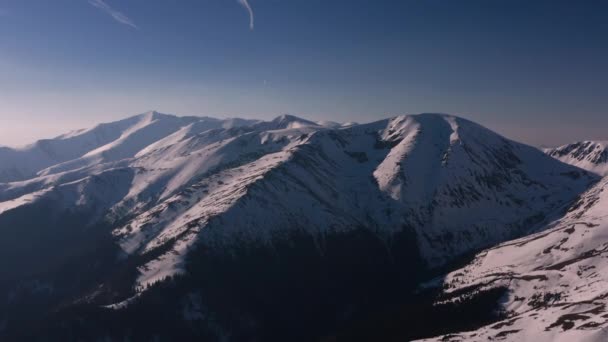 Paisagem Inverno Montanhas Cobertas Neve Vista Aérea — Vídeo de Stock