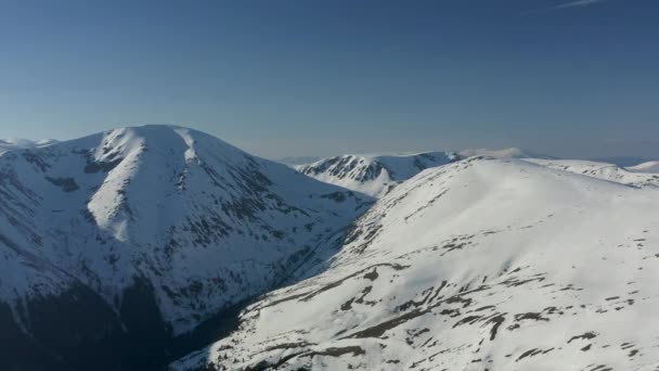 冬の風景 雪を覆った山 航空写真ビュー — ストック動画