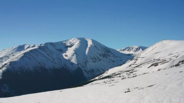 Kış Manzarası Kar Dağların Kaplı Havadan Görünümü — Stok video