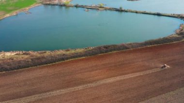  Bir tarlayı süren traktörün hava görüntüsü