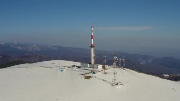 Antena Radiowa Stacja Meteorologiczna Śniegu Objętych Góry Krajobraz — Wideo stockowe