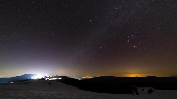 Láctea Movendo Através Céu Sobre Luzes Cidade — Vídeo de Stock