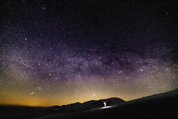 Samanyolu. Güzel gece gökyüzünde yıldızlar ve bir st silueti ile — Stok fotoğraf