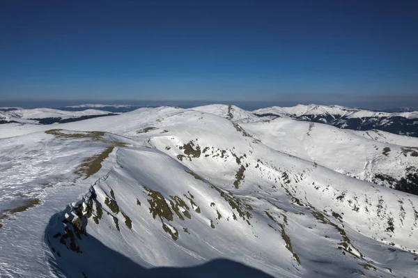 Paesaggio con catena montuosa coperta di neve al tramonto — Foto Stock