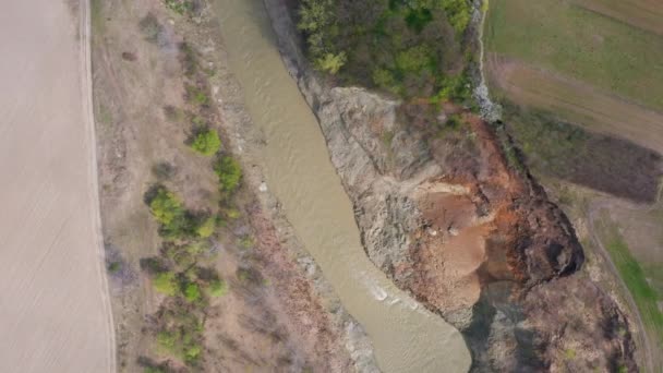 Luftaufnahme Von Schmutzig Gewundenen Fluss Und Wald Antenne Drohnenüberflug Des — Stockvideo