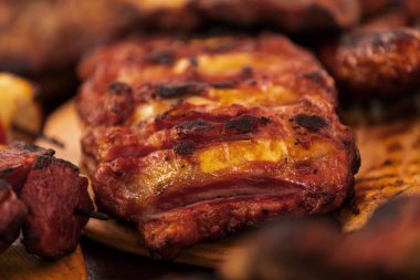 bir plaka üzerinde servis Mix ızgara yakın, seçici odak