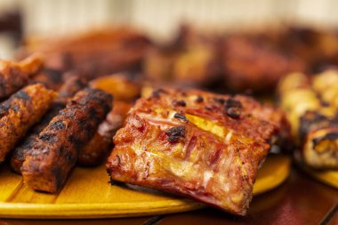 bir plaka üzerinde servis Mix ızgara yakın, seçici odak